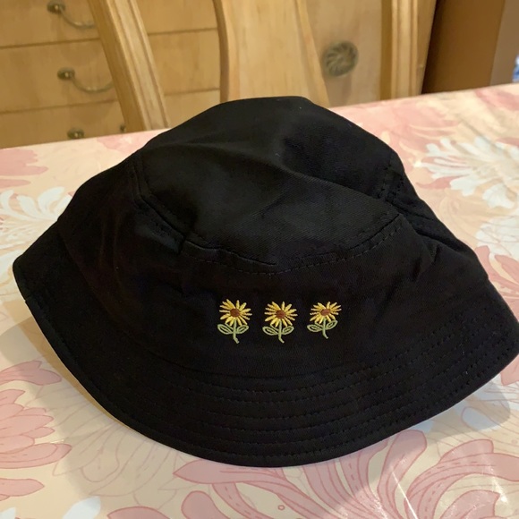 NWOT floral black bucket hat with sunflowers. - Picture 3 of 5